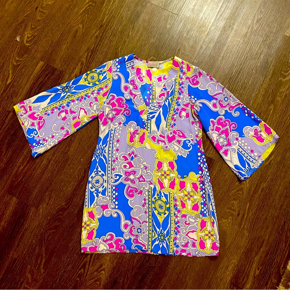 Alice & Trixie dress size medium. 100% silk-like new